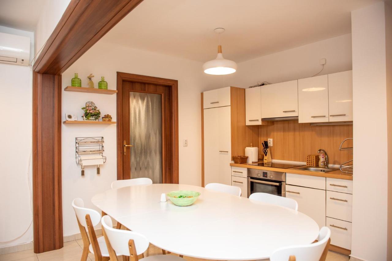 Classic Apartment Near The City Center Cluj-Napoca Buitenkant foto